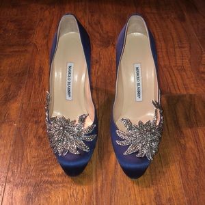 Manolo Blahnik navy blue pump